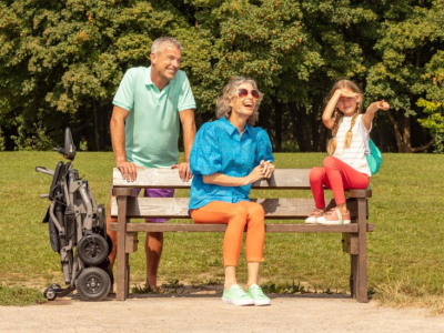 tre persone sedute su una panchina 