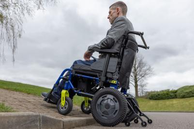 Sedia a rotelle elettrica pieghevole per disabili - Invacare Komapss